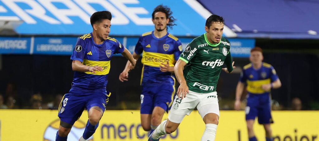 Futebol não empolga, mas Palmeiras volta com bom resultado da Argentina