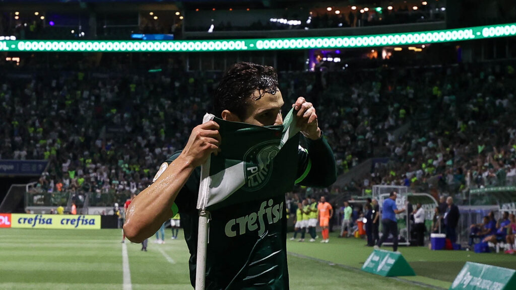 Palmeiras joga para o gasto, engata terceira vitória seguida e ganha respiro na luta pela Libertadores